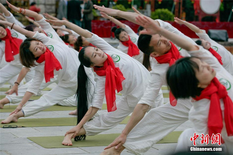 über 100 Menschen praktizieren Yoga auf Teeopferzeremonie in Guizhou
