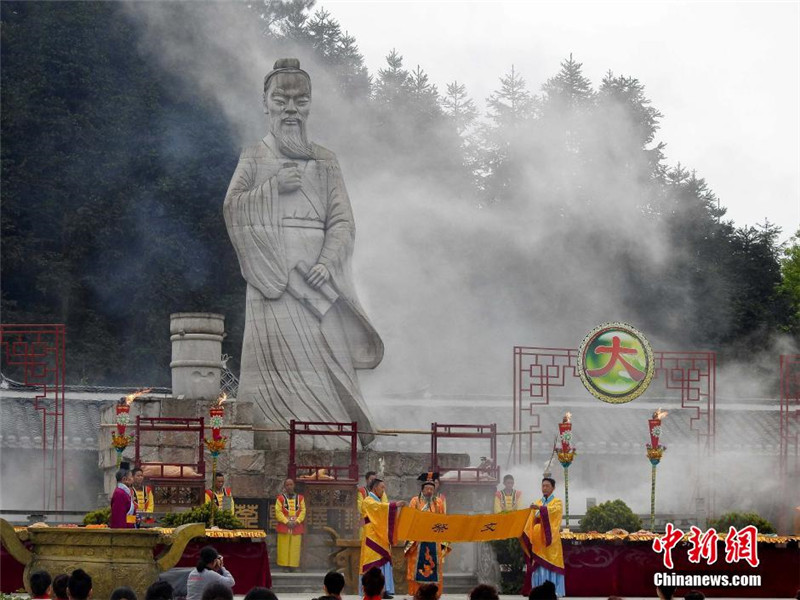 über 100 Menschen praktizieren Yoga auf Teeopferzeremonie in Guizhou