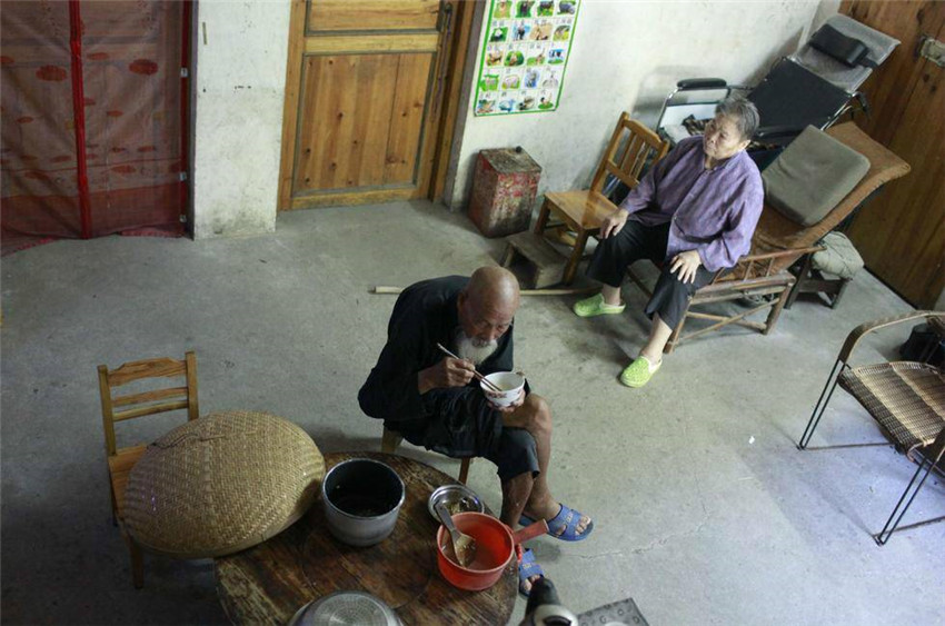 Greise Brüder modeln als Fischer auf dem Li-Fluss
