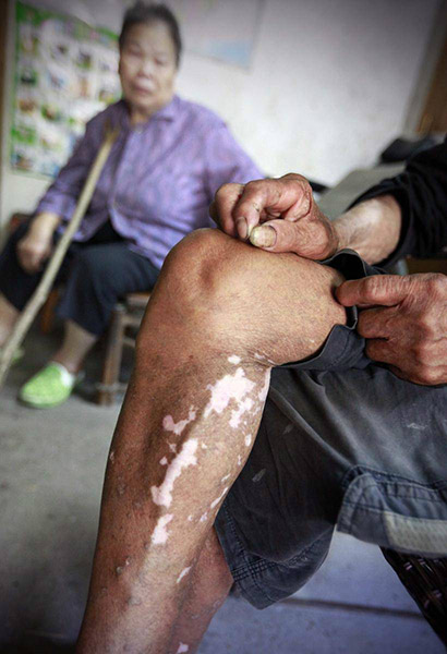 Greise Brüder modeln als Fischer auf dem Li-Fluss