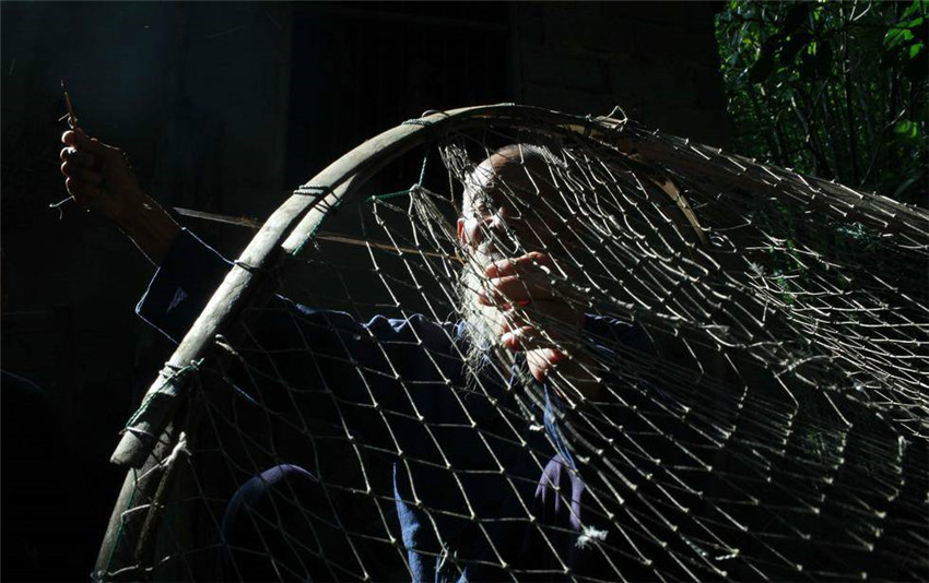 Greise Brüder modeln als Fischer auf dem Li-Fluss