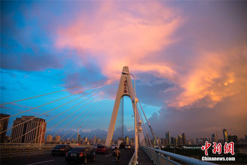 Wenn bei Haikou die rote Sonne im Meer versinkt