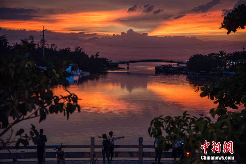 Wenn bei Haikou die rote Sonne im Meer versinkt