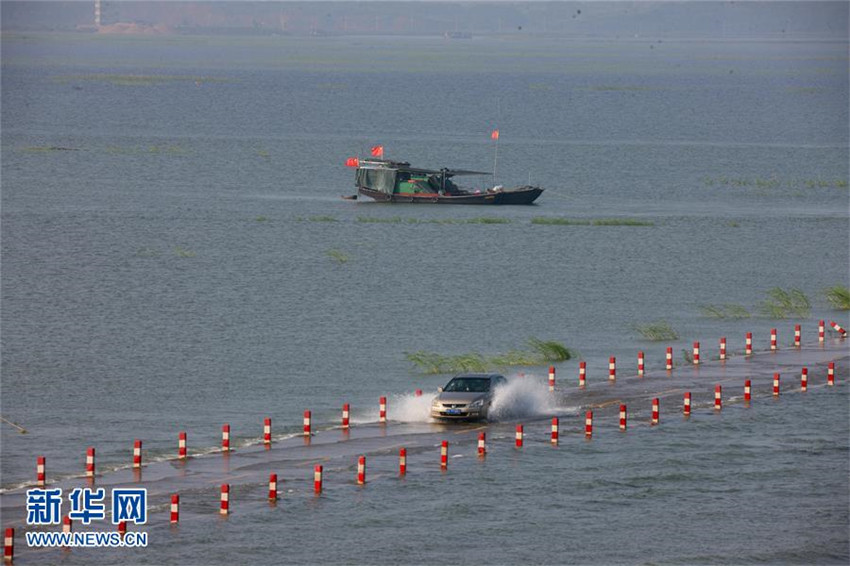Starker Regen in Südchina führt zu überschwemmten Fahrbahnen