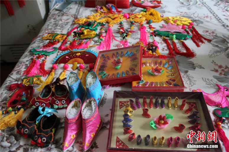 Die ?Duftbeutel-Oma“ und ihre neuen Mini-Schuhe