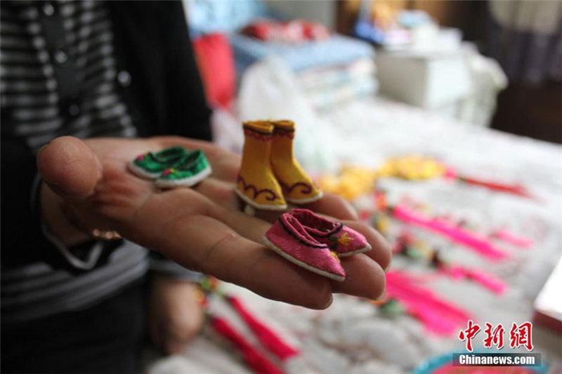 Die ?Duftbeutel-Oma“ und ihre neuen Mini-Schuhe