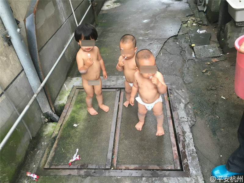 Drei kleine Ausrei?er auf Streifzug durch die Stadt