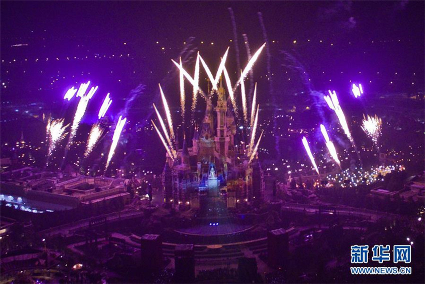 Traumhaftes Feuerwerk im Disneyland Shanghai