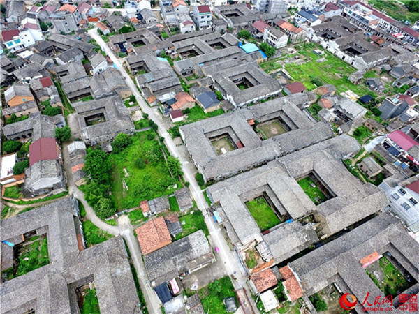 Tausendj?hriges Dorf vereint Konfuzianismus und Kommerz