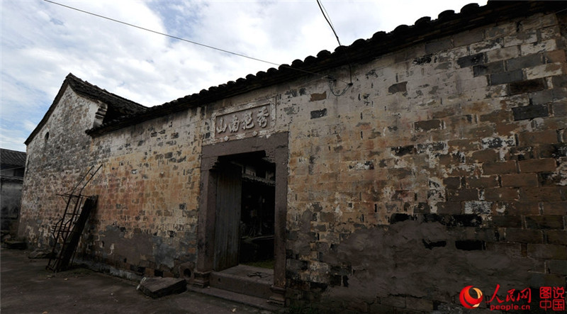 Tausendj?hriges Dorf vereint Konfuzianismus und Kommerz