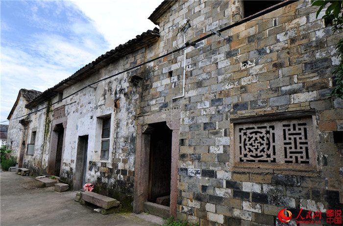 Tausendj?hriges Dorf vereint Konfuzianismus und Kommerz