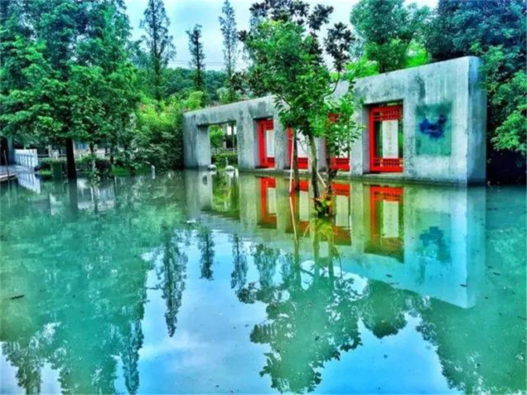 ?Fabelhaftes Dahingleiten“ nach starken Regenf?llen an der Universit?t in Nanjing