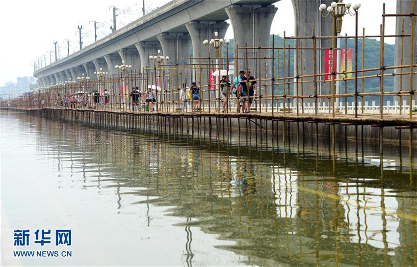 Wuhan: Tempor?re Brücke gegen überschwemmung