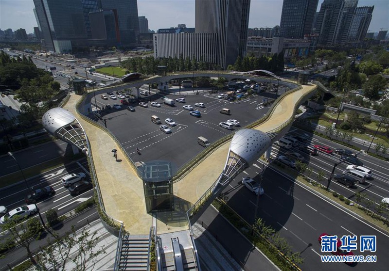 Erste ?kologische Fu?g?ngerüberführung in Hangzhou