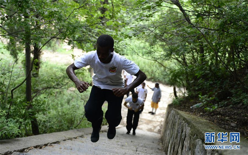 Afrikaner lernen Kung-Fu im Shaolin-Tempel