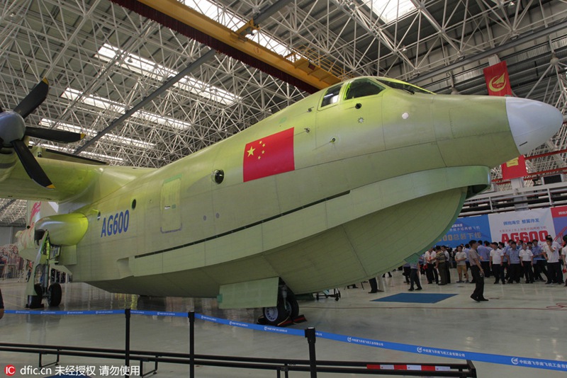 Chinas gro?es Amphibienflugzeug AG600 l?uft vom Band 