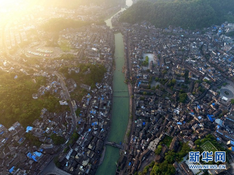 Fenghuangs Altstadt aus der Vogelperspektive 