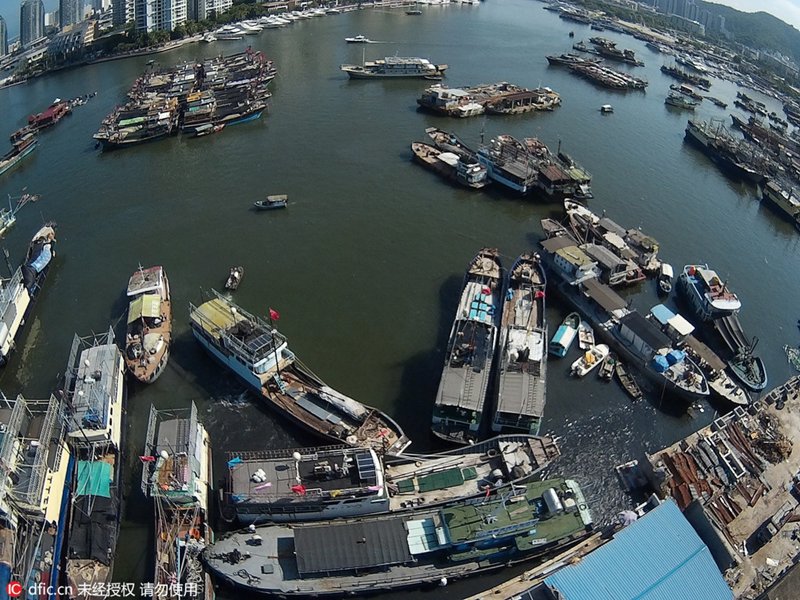 Umzug der Fischerboote in Sanya 