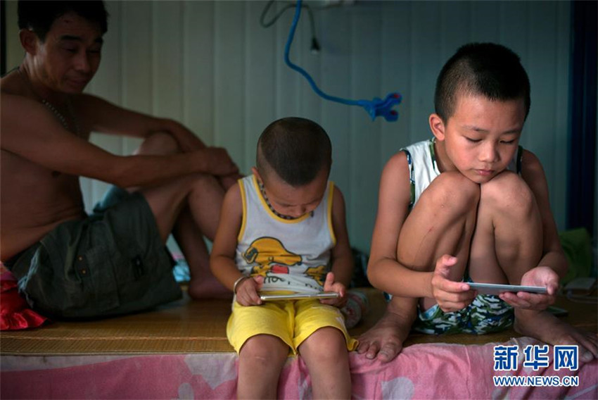 Für Kinder von Wanderarbeitern sind die Sommerferien eine unsch?tzbare Gelegenheit, ihre Eltern wiederzusehen. Doch es bedeutet meist auch, im Haus zu bleiben oder den Eltern auszuhelfen. Urlaubsstimmung kommt da nur schwerlich auf.