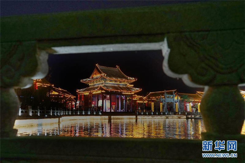 Farbenfroher Nachtmarkt in Kaifeng