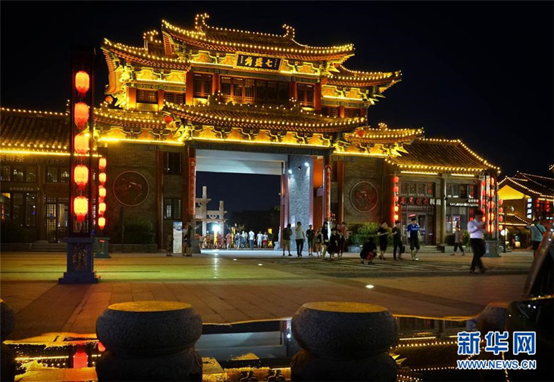 Farbenfroher Nachtmarkt in Kaifeng