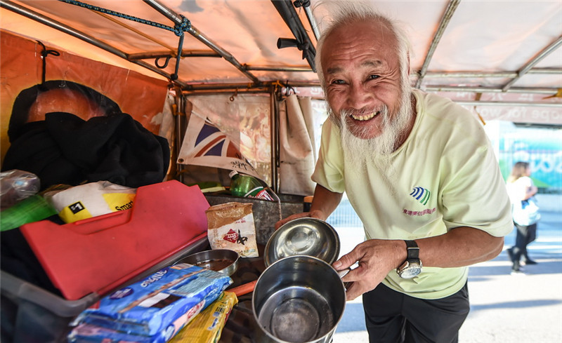 Chinesischer Bauer f?hrt mit dem Dreirad nach Rio