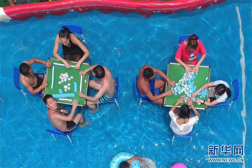 Sommerhitze: Mahjong-Spiele im Wasser
