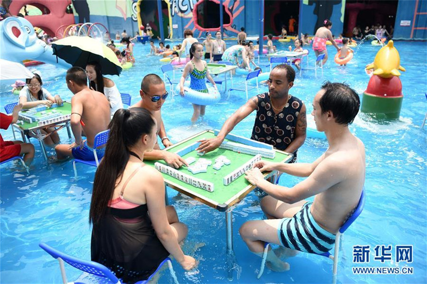Sommerhitze: Mahjong-Spiele im Wasser