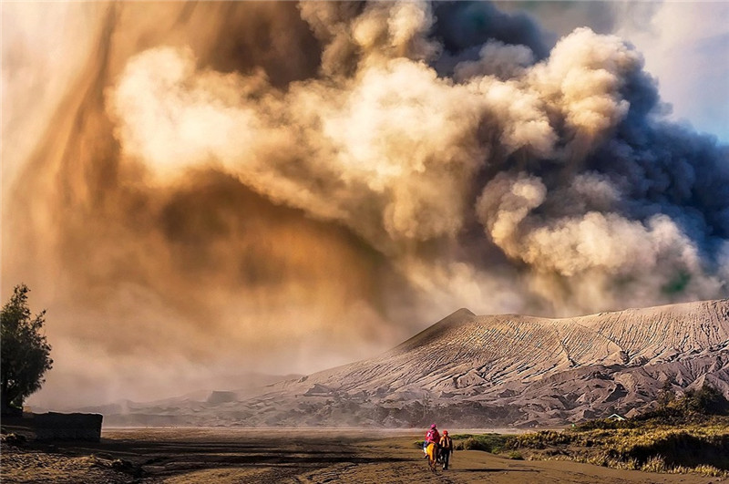 Ausbruch des Vulkans Bromo auf Java