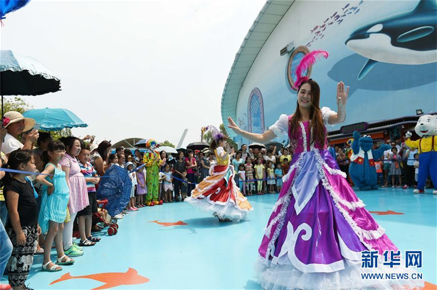 Junge Wei?wal-Trainerin in Harbin