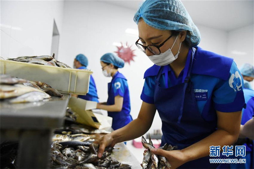 Junge Wei?wal-Trainerin in Harbin