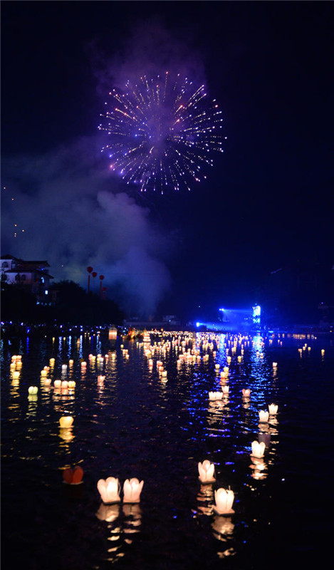 Zehntausend Flusslaternen in Guangxi