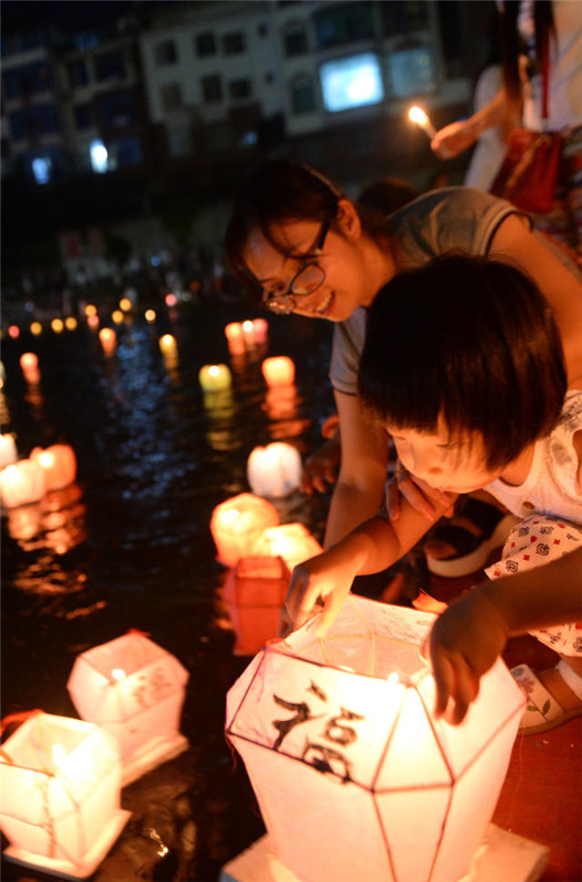 Zehntausend Flusslaternen in Guangxi