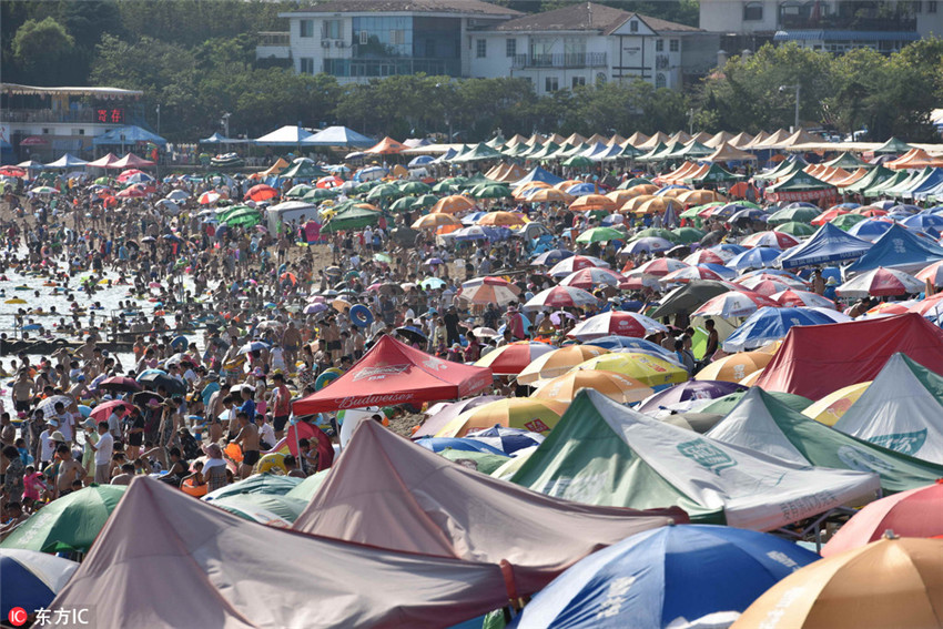Dalianer Strand quillt über mit Besuchern
