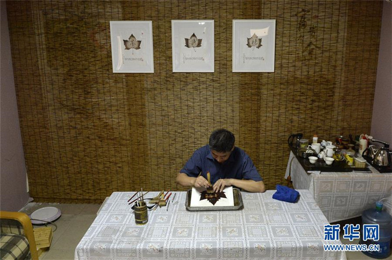 Filigrane Baumblatt-Schnitzereien