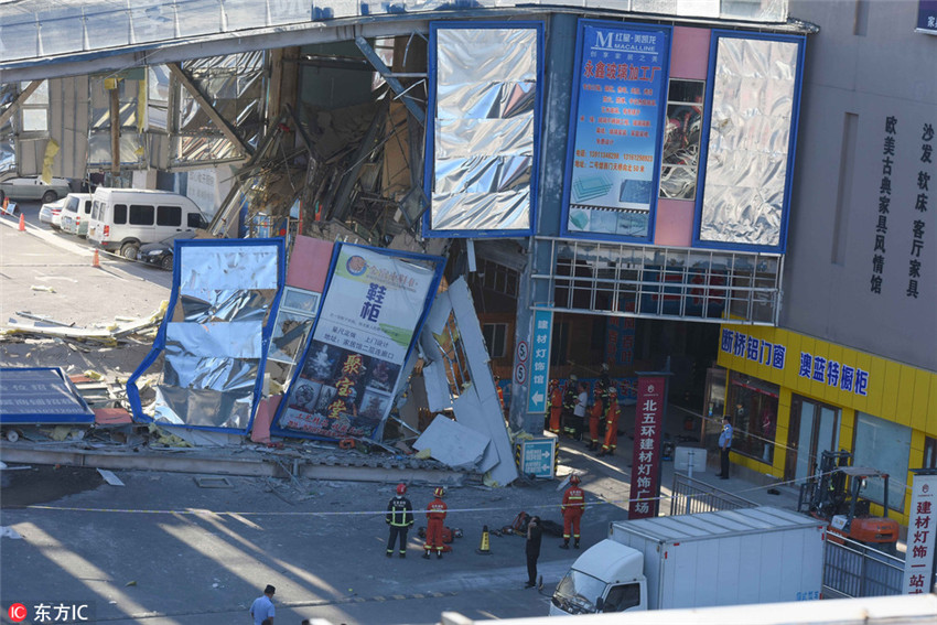 Fu?g?ngerbrücke in Beijing zusammengebrochen