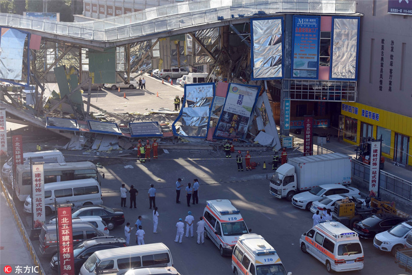 Fu?g?ngerbrücke in Beijing zusammengebrochen