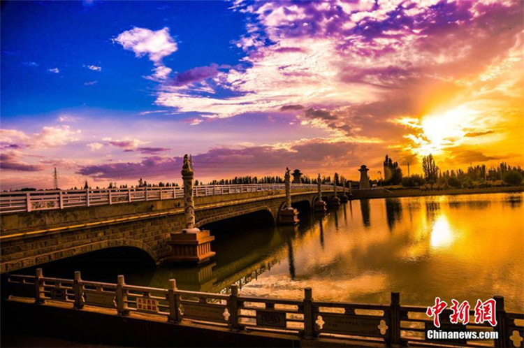 Die abendliche Wasserlandschaft Dunhuangs berauscht ihre Besucher