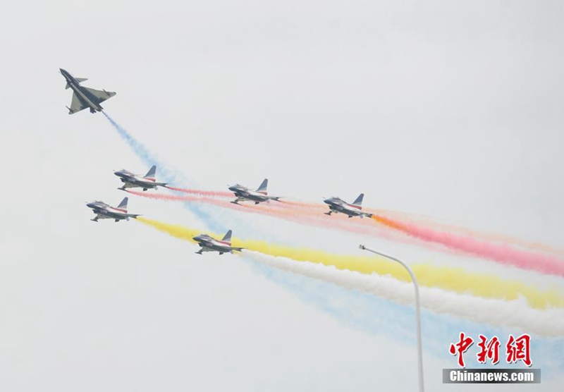 Kunstflugstaffel ?1. August“ zeigt in Changchun ihr K?nnen