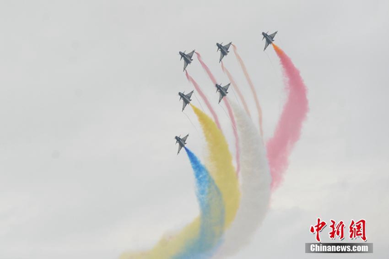 Kunstflugstaffel ?1. August“ zeigt in Changchun ihr K?nnen