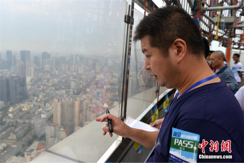 Scharfe Augen in luftiger H?he