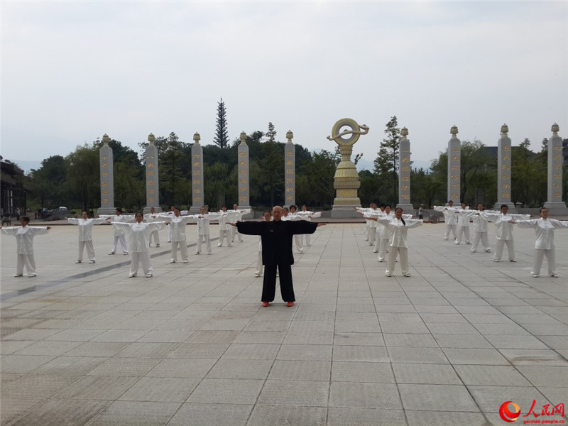 Ausl?ndische Journalisten zu Gast in Emei