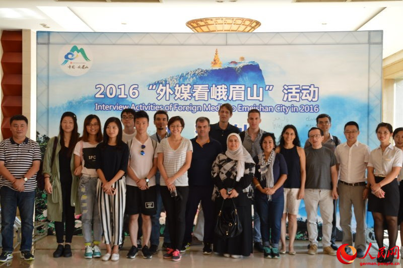 Ausl?ndische Journalisten zu Gast in Emei