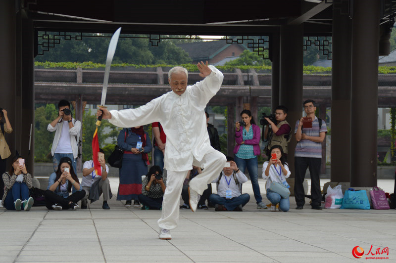Besuch des Gro?en Buddha und Erlebnis des Emei-Schwertstils