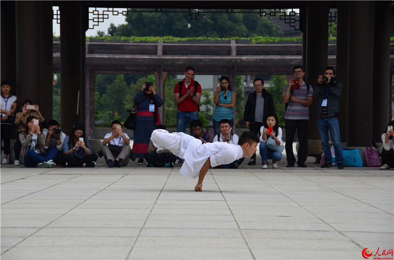 Besuch des Gro?en Buddha und Erlebnis des Emei-Schwertstils