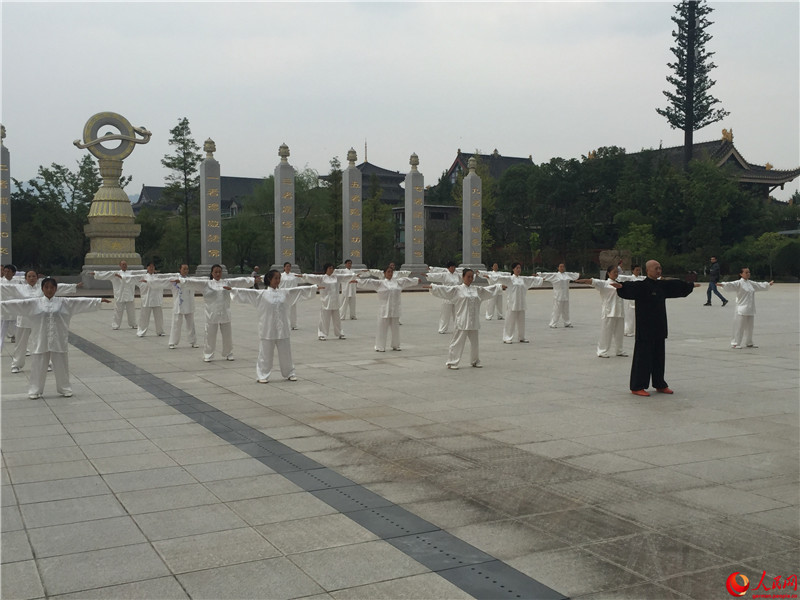 Besuch des Gro?en Buddha und Erlebnis des Emei-Schwertstils