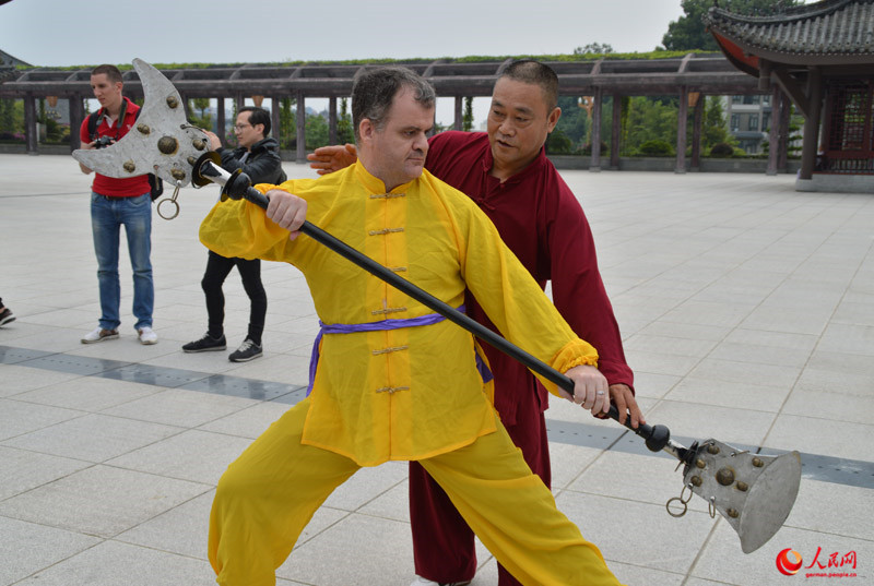 Besuch des Gro?en Buddha und Erlebnis des Emei-Schwertstils
