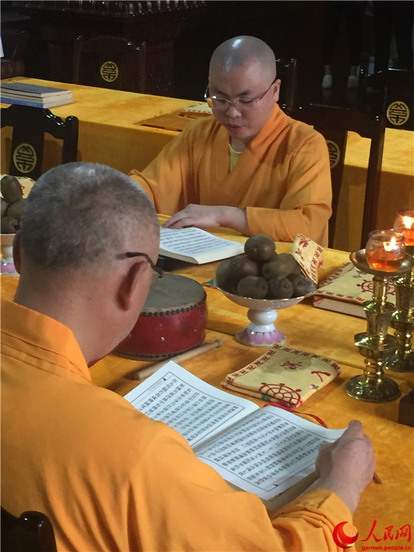 Besuch des Gro?en Buddha und Erlebnis des Emei-Schwertstils