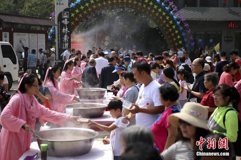 Rosa Nonnen steigen vom Berg herab und verteilen Glücksbrei