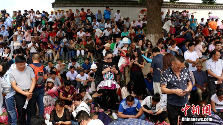 Mehr als hunderttausend Menschen bestaunen Qiantang-Wellen